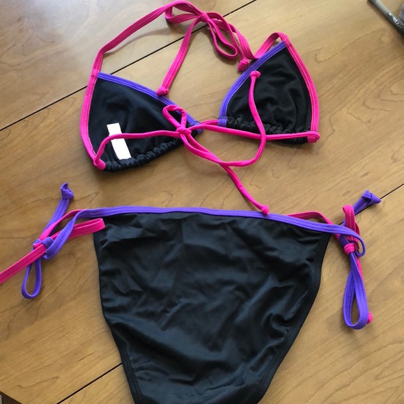 Victoria’s Secret Bikini top with matching bottom - Picture 2 of 4